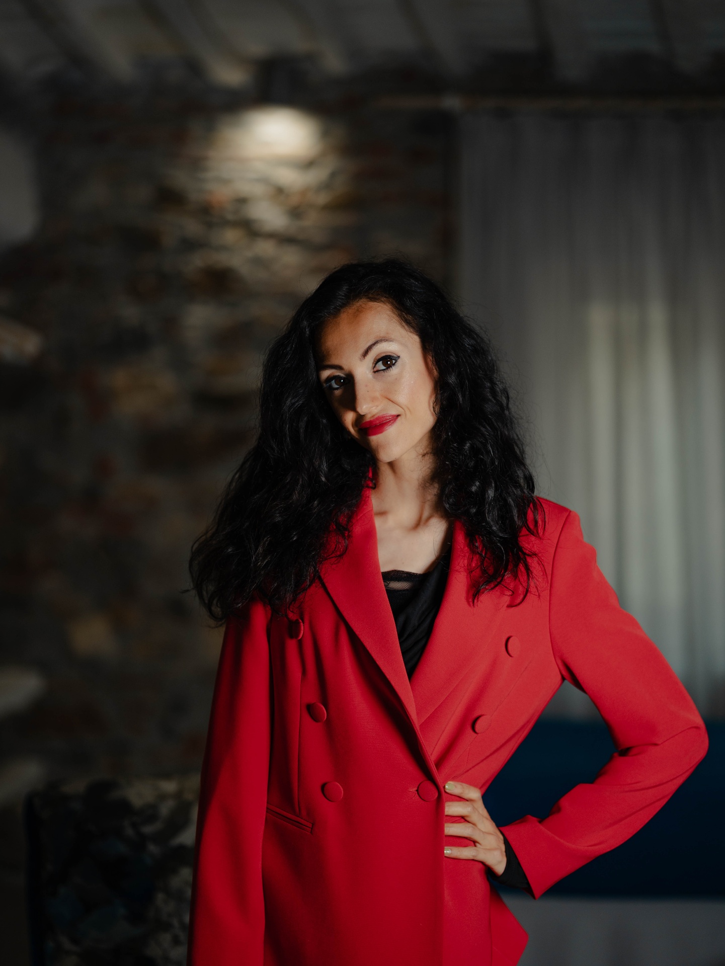 Giulia Trubiano, psicologa, ritratto in blazer rosso