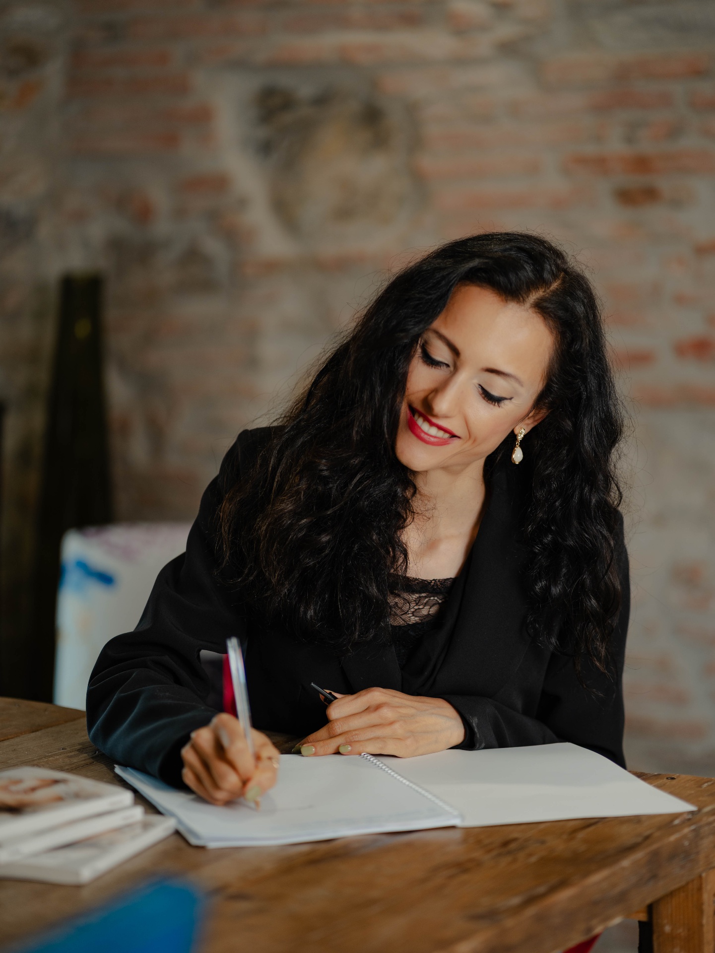 Giulia Trubiano scrive appunti clinici alla scrivania