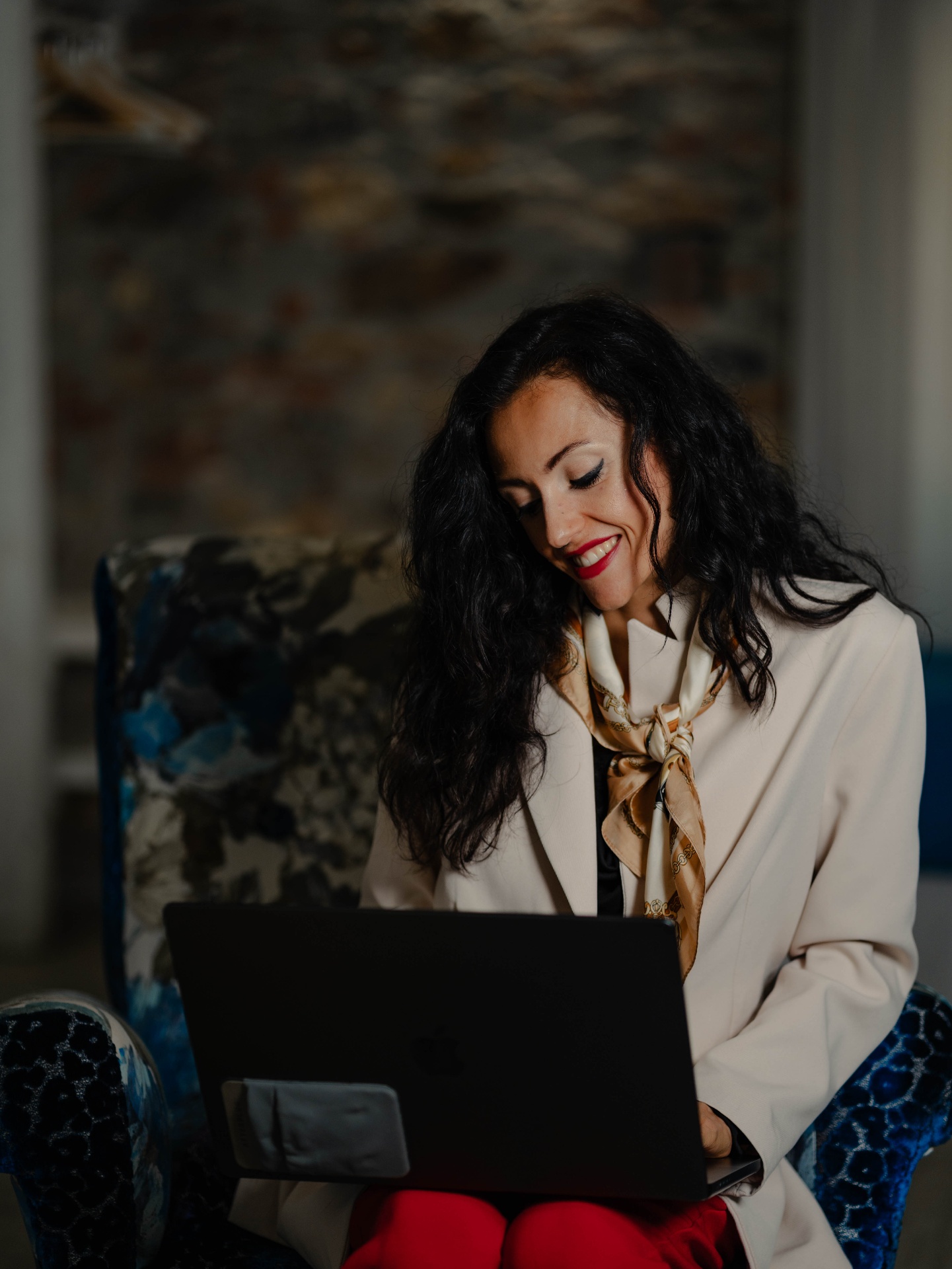 Giulia Trubiano in studio con il laptop, sorriso naturale