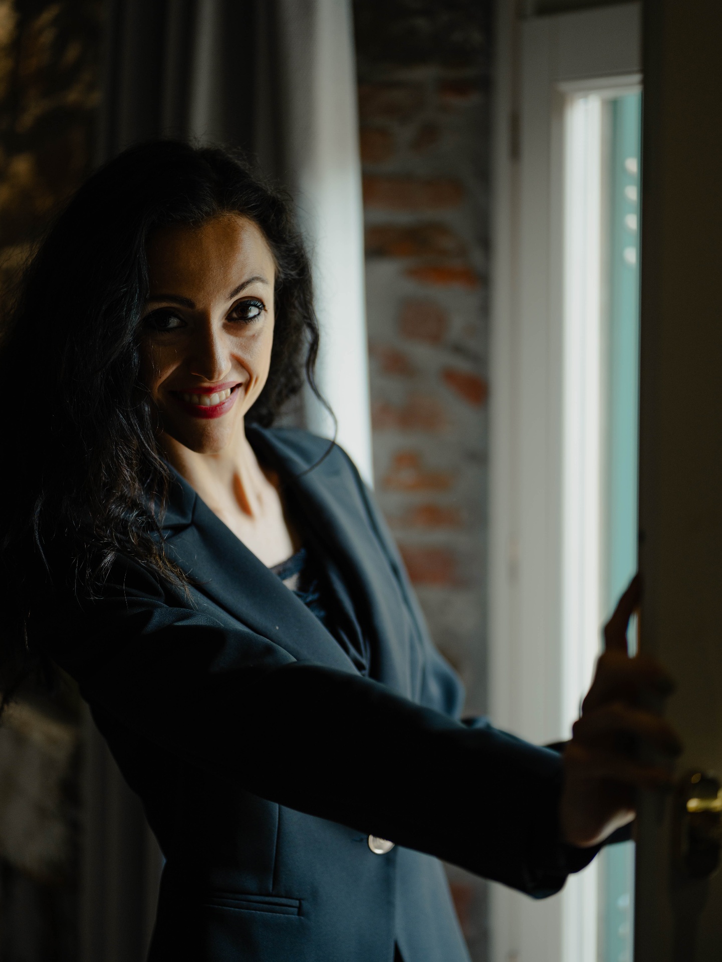 Giulia Trubiano alla finestra dello studio